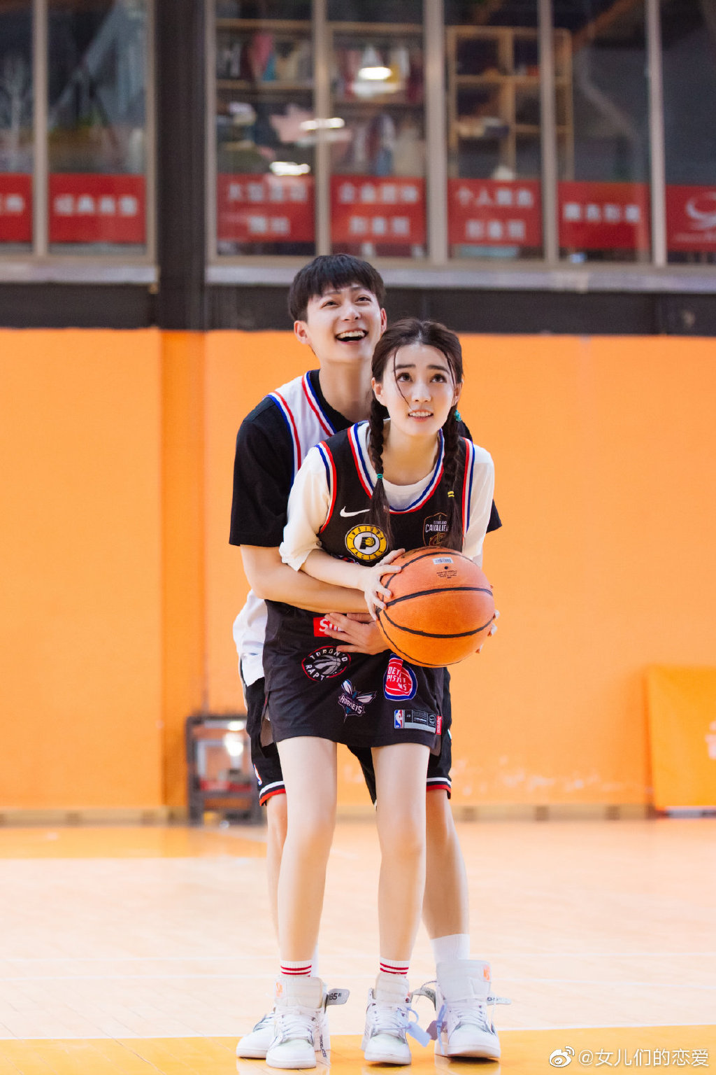 明星们也太爱智障人设了：徐璐分不清篮球和足球，包文婧不会算数