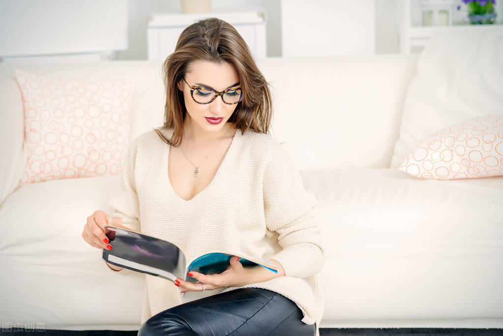 美女背lv包,美女背lv老花小包包