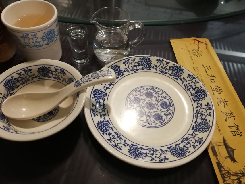 深夜郑州8男2女躲在花园路北环桥头，吃丹江翘嘴鲌，喝方城木瓜酒