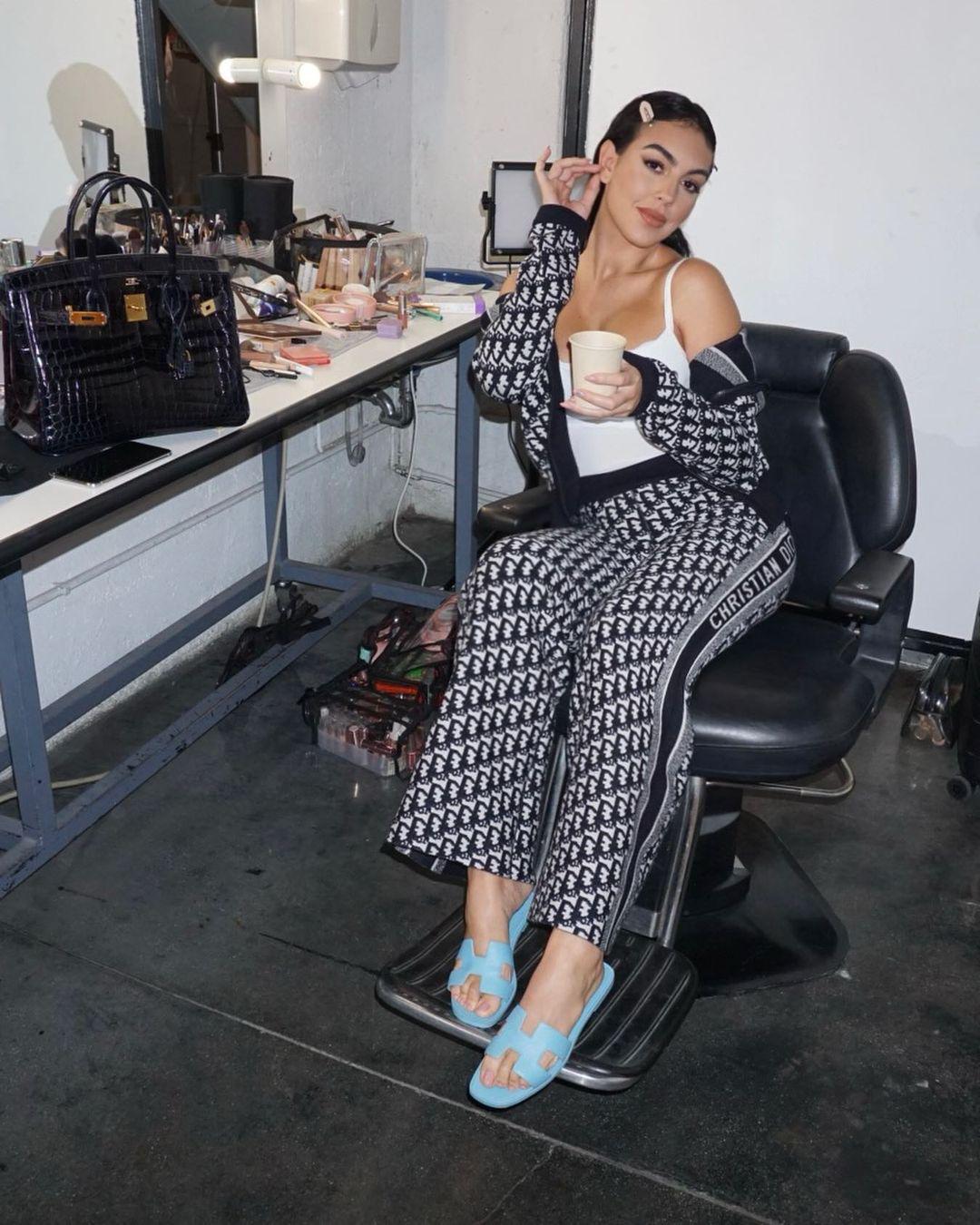 乔治娜穿蓝色衣服视频,乔治娜穿爱马仕拖鞋