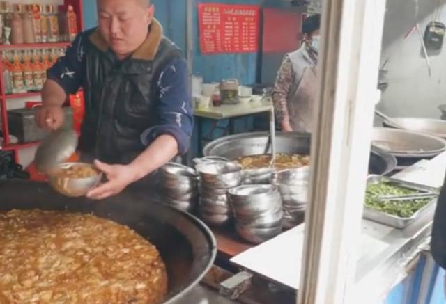 河南大哥闯江湖,大锅700斤,交10元吃到饱,红烧鸡大碗装