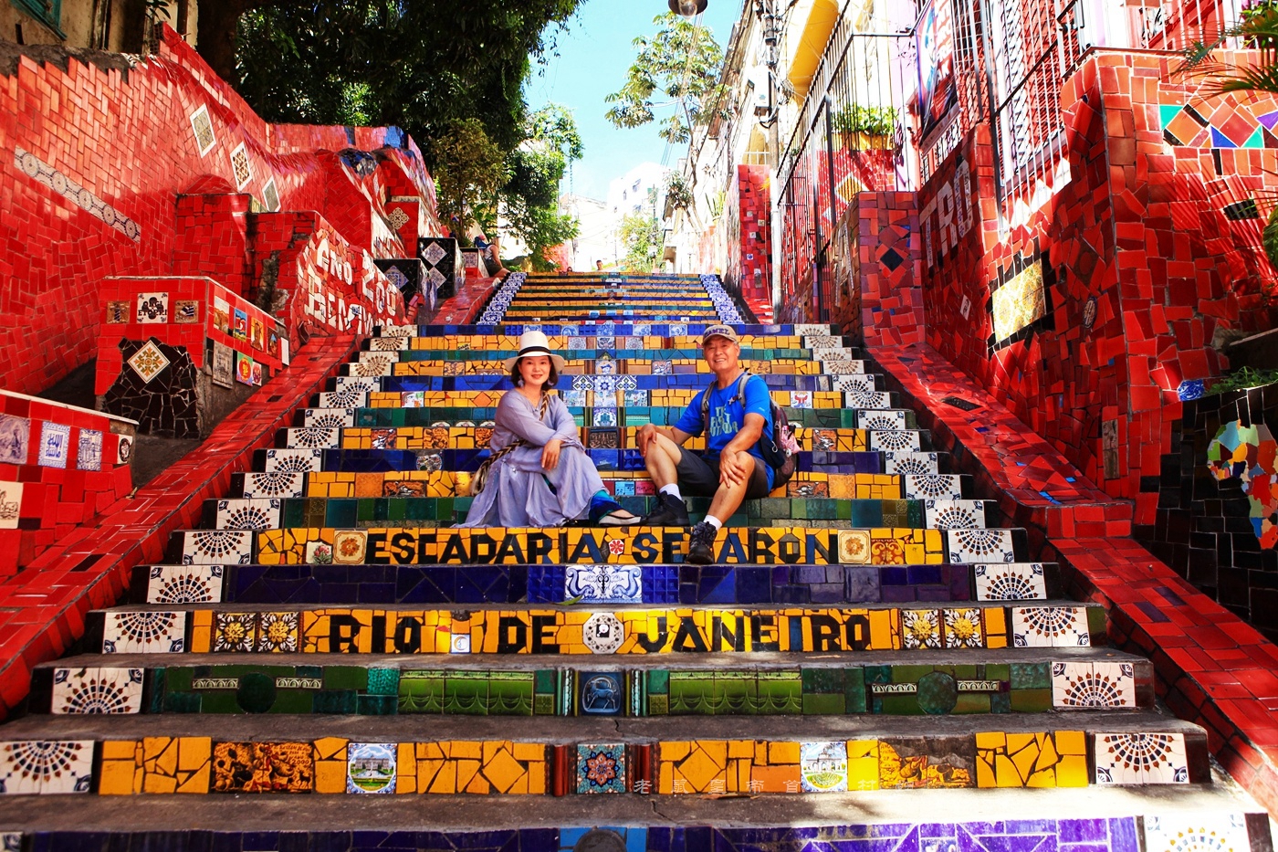 娱乐至死的里约不止狂欢节，怪教堂250彩梯比基尼足球，亮眼