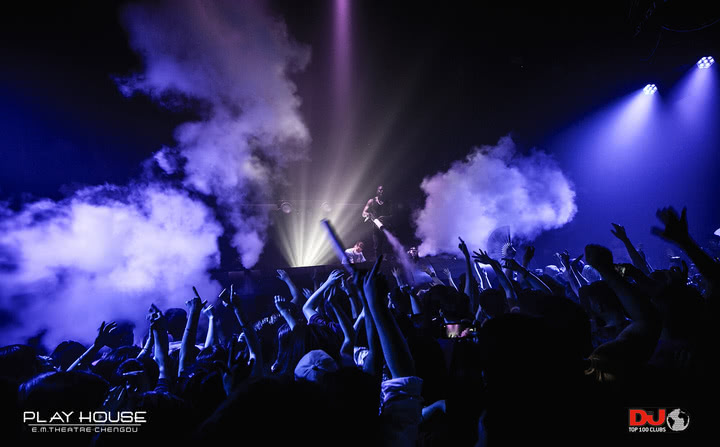 他拍下成都夜店的“纸醉金迷”，都市男女们在这里挥金如土