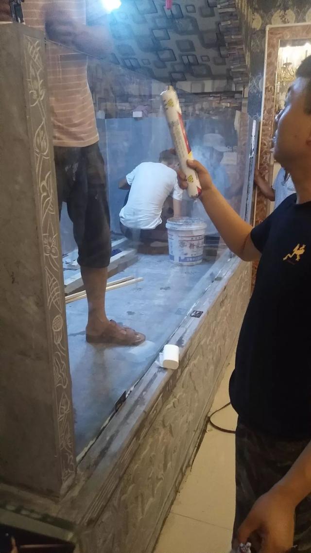 用3毫米玻璃粘的鱼缸,用大理石粘小型鱼缸