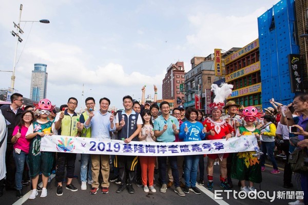 基隆海洋老鹰嘉年华热闹游街森巴女郎超吸睛人潮爆满