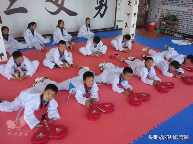 邓州市致远实验学校：桥边观鱼，竹下吟诗！真是师生进校入画来