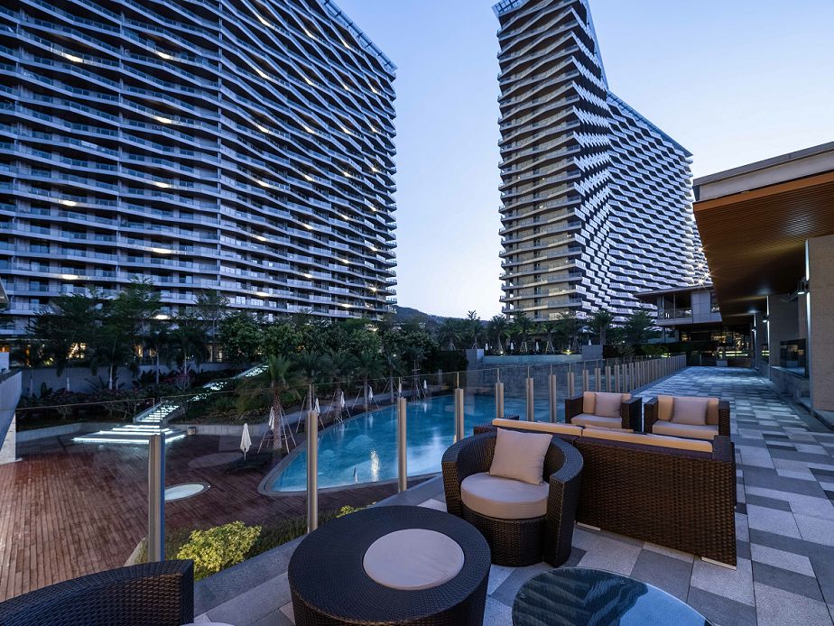 夏日泳池风景,夏日玩水胜地无边际泳池