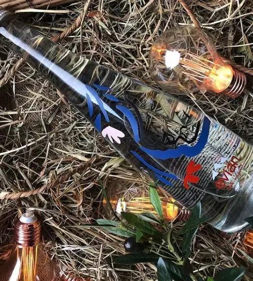 依云如何将一瓶水，卖出奢侈品的味道？