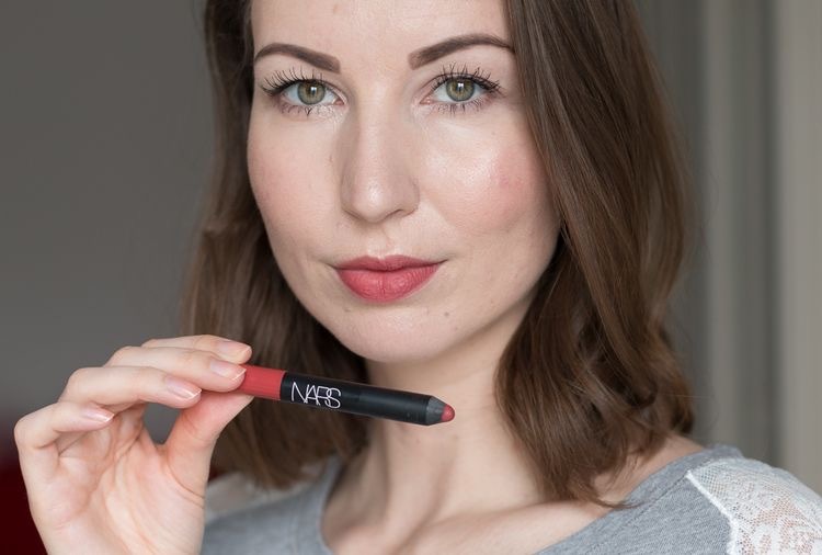 你可以没有爱情但不可以没有面包,可以没有爱情不能没有口红和香水