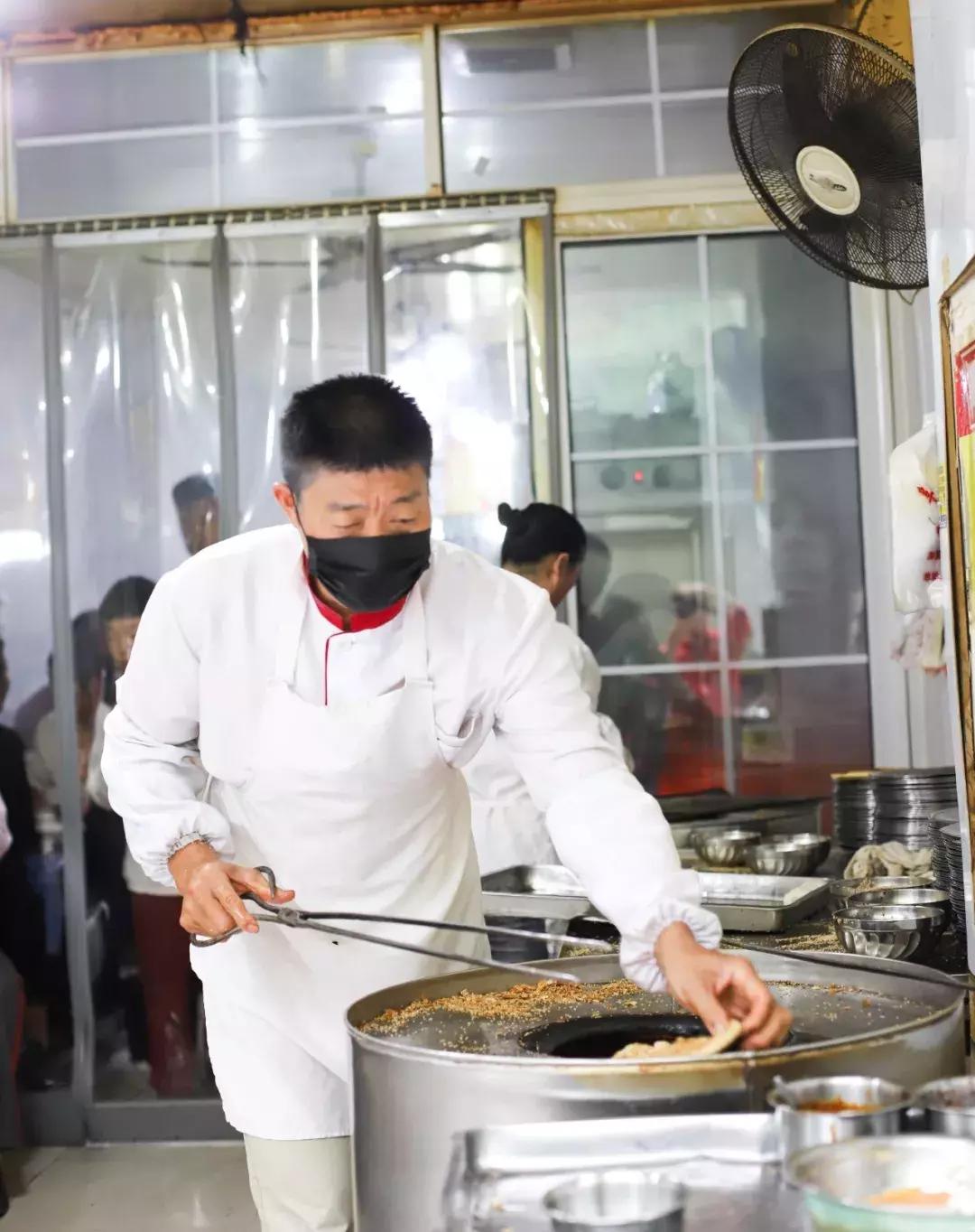 从摆摊到开店，阜阳20多年的早餐店，生意火到老板需要拿话筒喊号