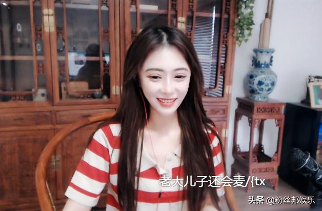 女主播在李二狗家中直播，抱着孩子出镜露脸，澄清并非是他的孩子