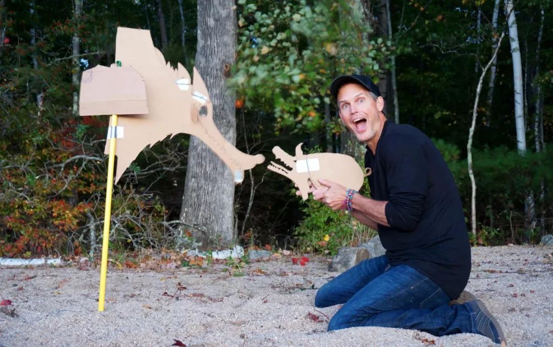 这个男人拍的漫画剪影，小孩看笑了，大人却哭了......