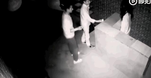 去鬼屋都被吓晕了,去鬼屋玩把工作人员给吓到