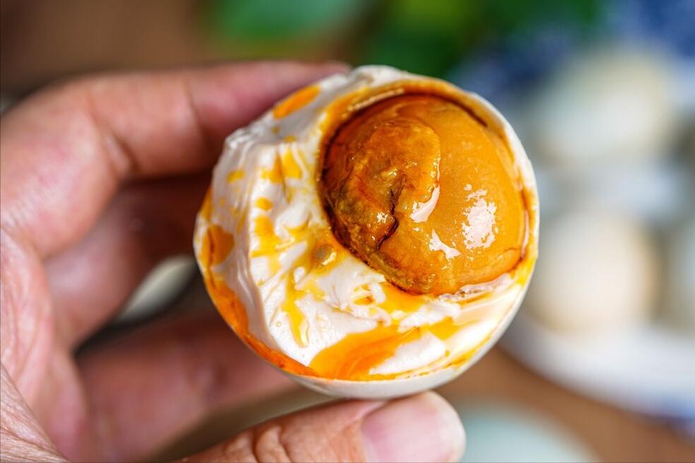 用热盐水腌咸鸭蛋冒油不咸的方法,腌咸鸭蛋放了白醋怎么办