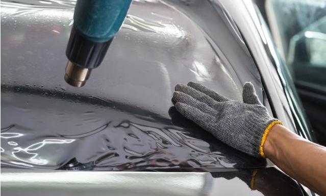 为什么汽车后玻璃膜起泡撕了很臭,汽车玻璃膜起泡一条线怎么修复