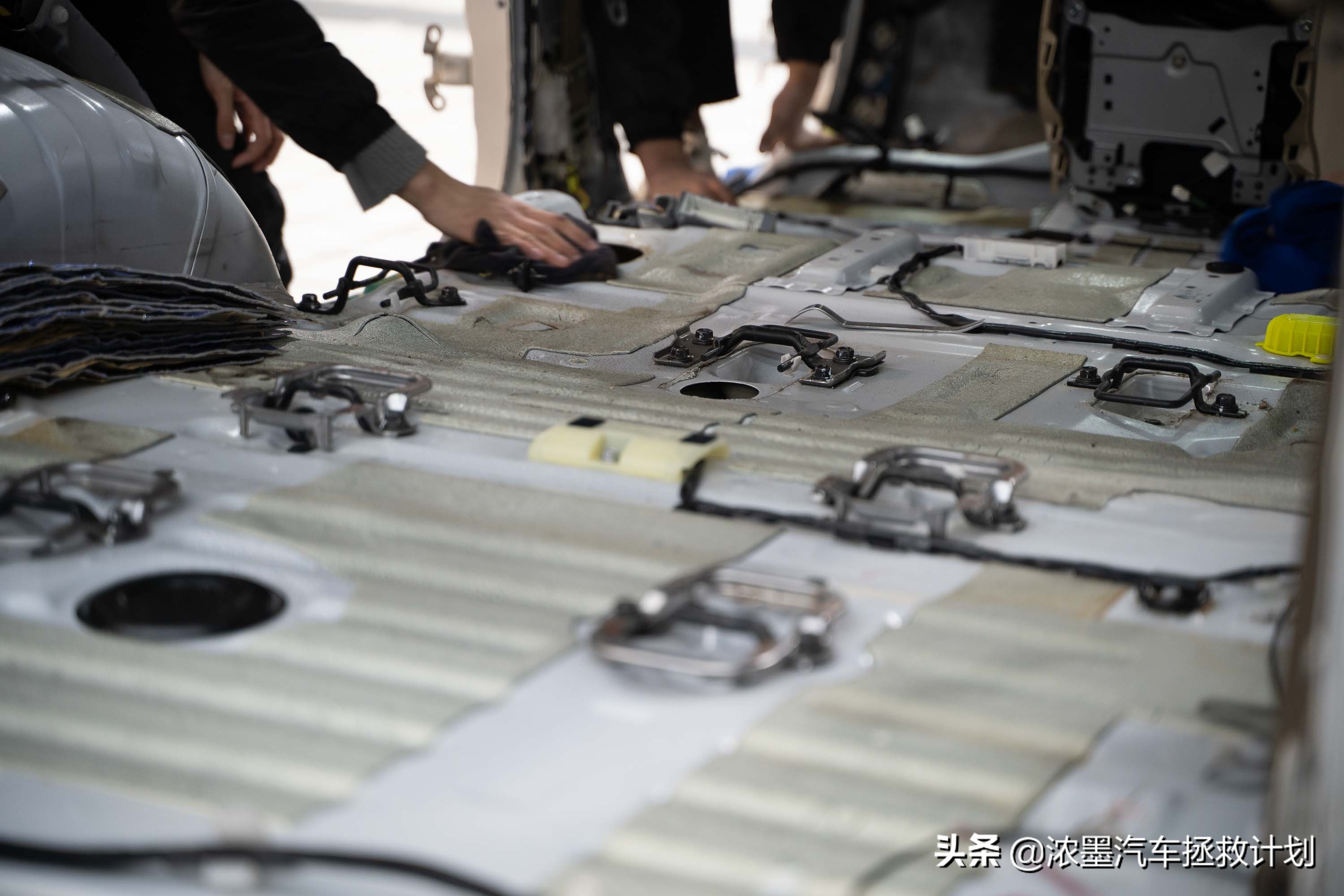 丰田霸道酷路泽带你翻山越岭,丰田兰德酷路泽低速4驱越野模式