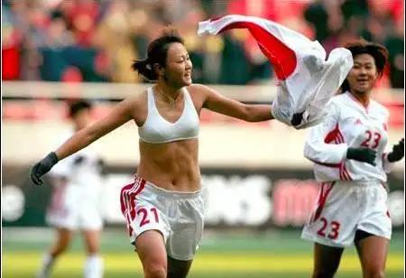 她是中国女足首位脱衣庆祝的球员，曾是孙雯接班人，腹肌秒杀男足