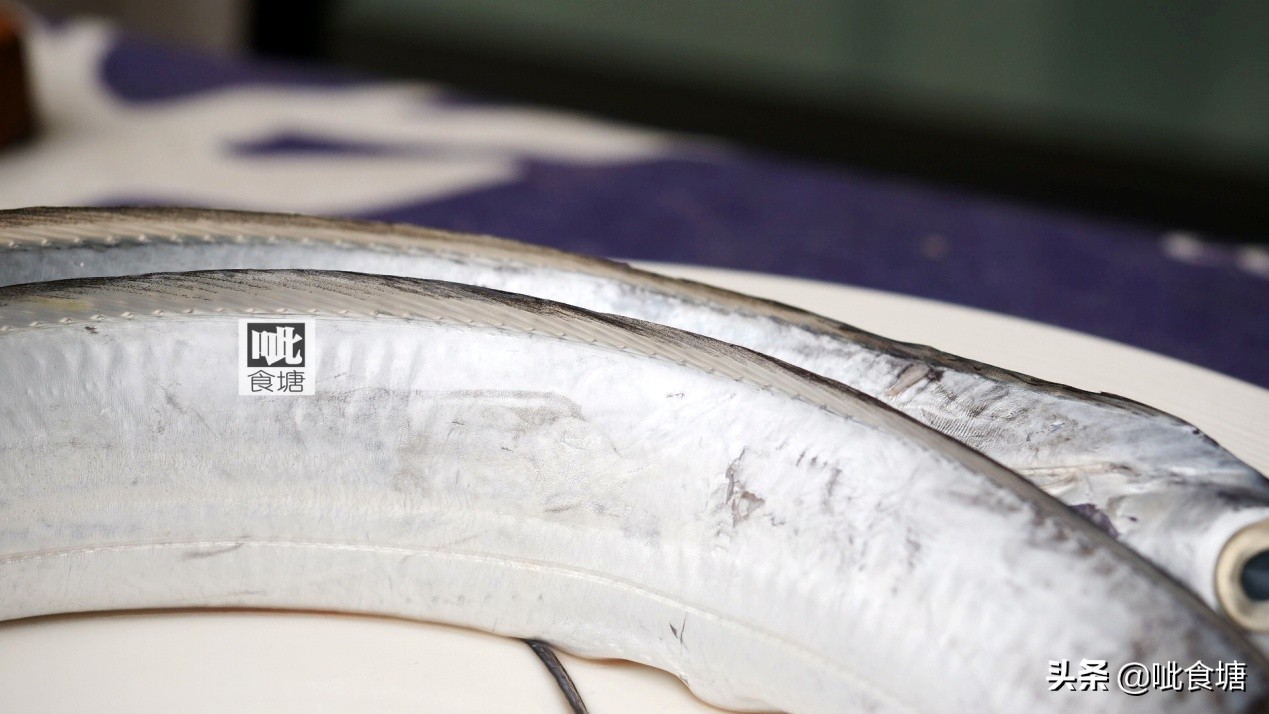 新鲜的带鱼清蒸几分钟,新鲜带鱼不用油煎怎么烧好吃