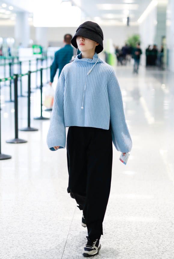 周冬雨系平底鞋鞋带,周冬雨穿帆布鞋