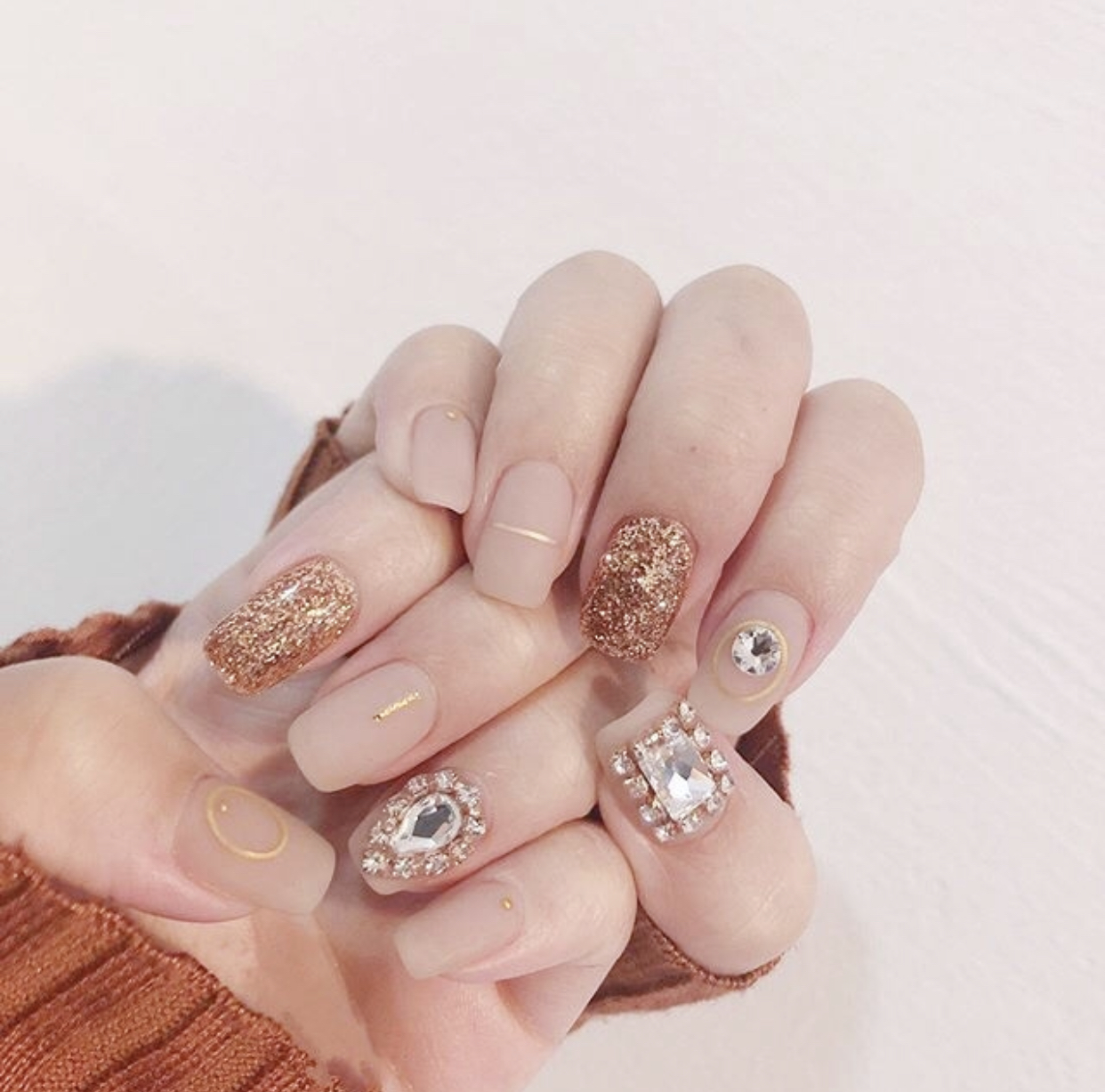 简约高级珍珠钻石美甲,钻石美甲款式简约