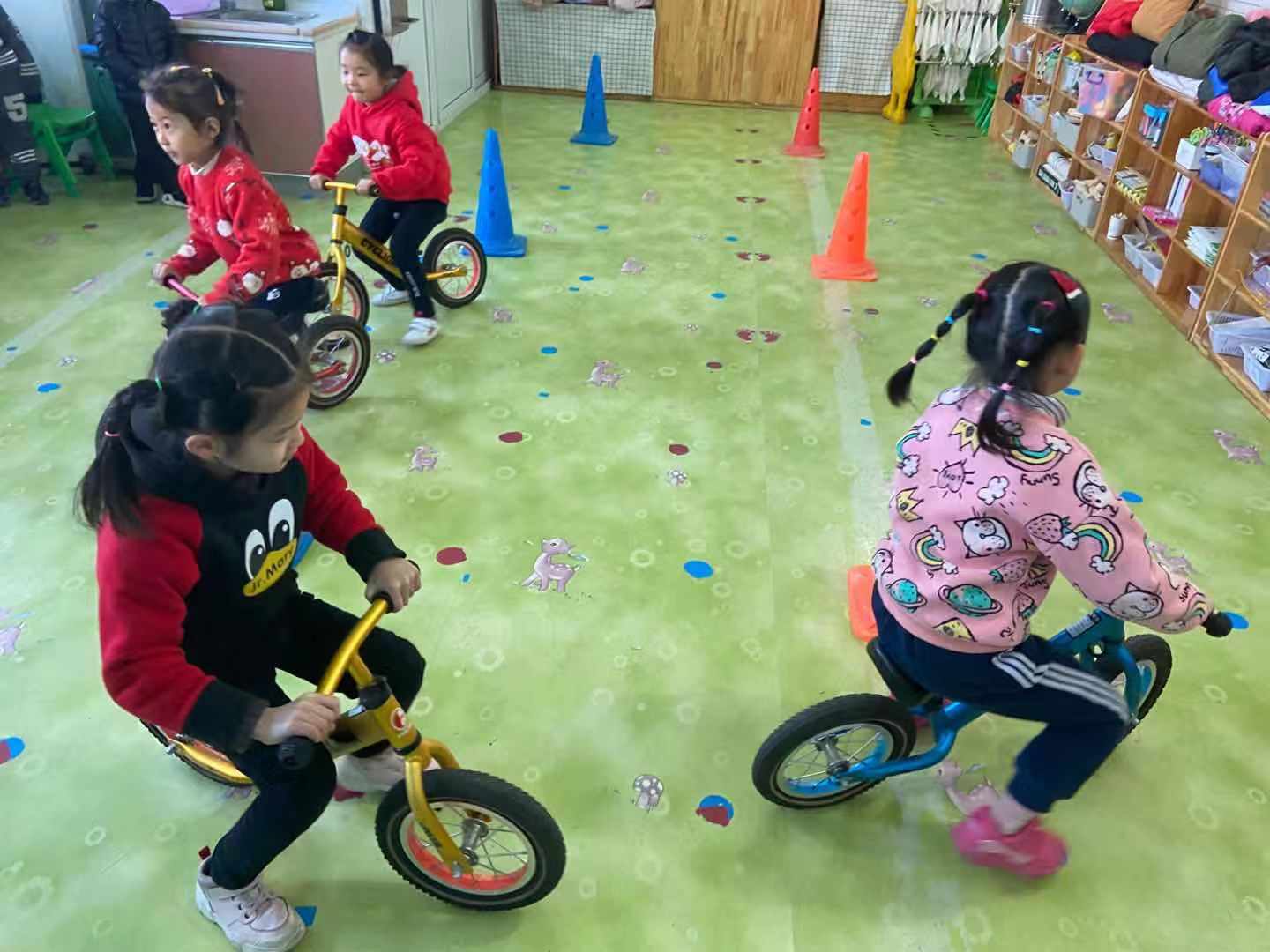 幼儿园小牛向前冲游戏活动,室内体育微运动幼儿园