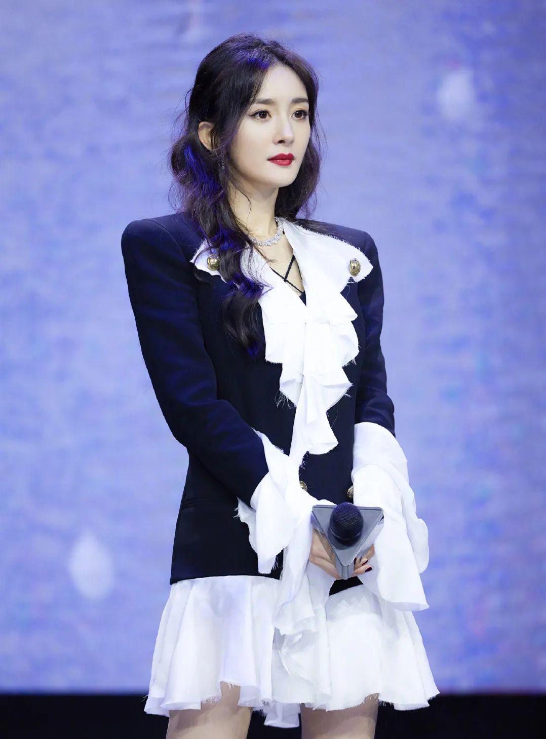 肩膀又宽又厚应该如何有效改善,肩膀又宽又厚的女生怎样穿衣搭配