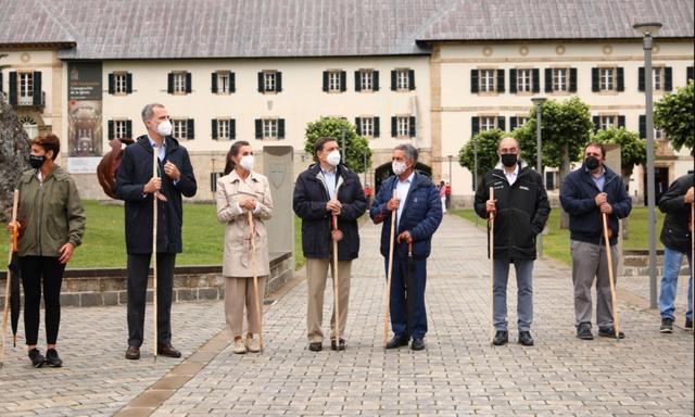 费莱夫妇重走来时路,莱后穿平底鞋健步如飞,搭配失策惨变五五分