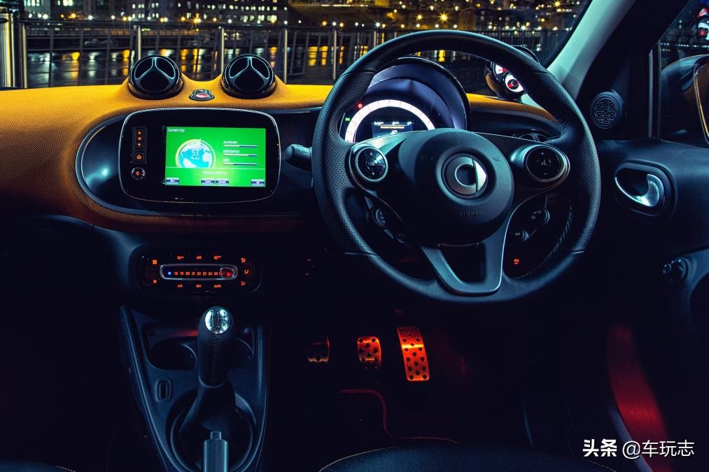 四门四座奔驰SmartForFour造型怪异，反正还是有人欣赏