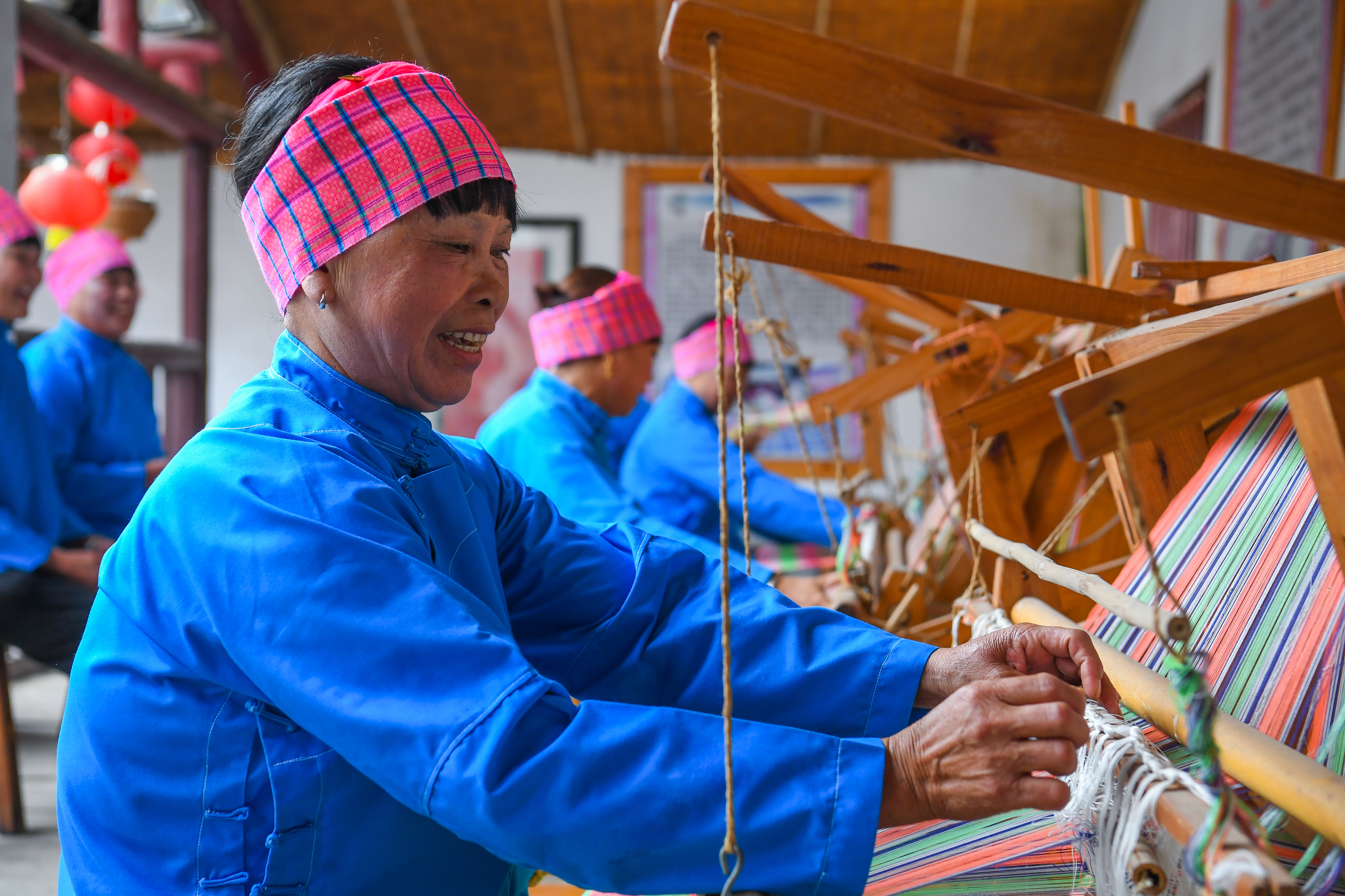 走向我们的小康田野上,走向我们的小康生活图片