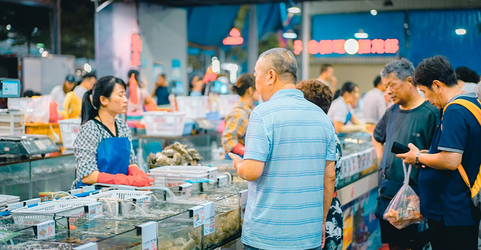 三亚本地人最爱去的海鲜广场，每天都是人山人海，好吃还不贵