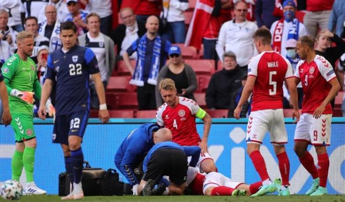 足球受伤救援,足球场上的急救