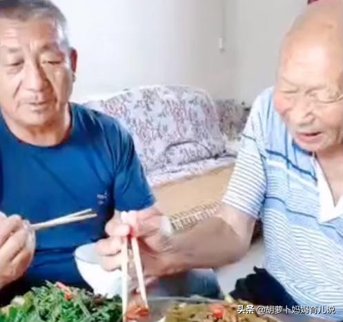 90岁爸爸给70岁儿子喂红烧肉,95岁的父亲给儿子夹红烧肉