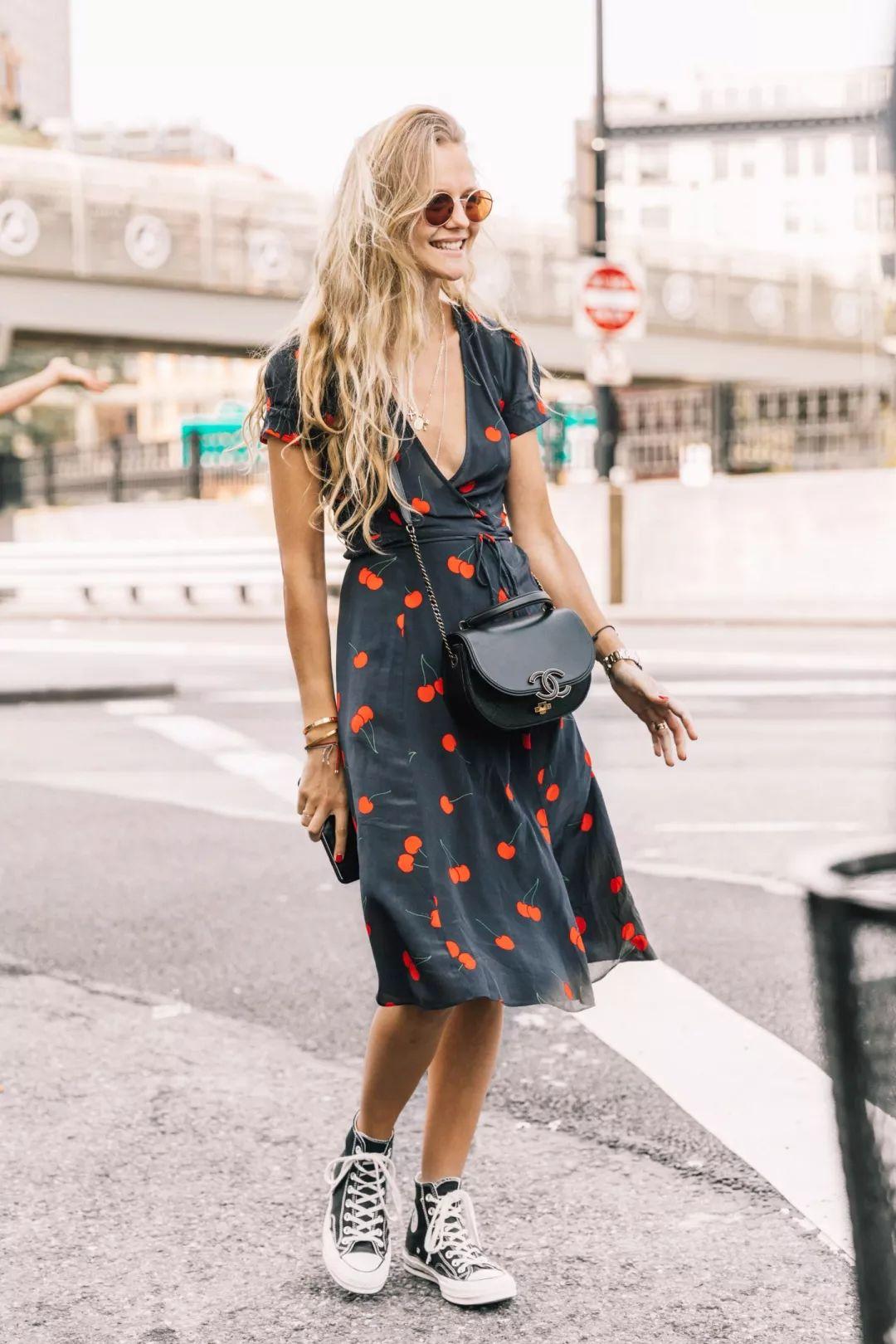 细高跟鞋搭配连衣裙,连衣裙高跟鞋优雅有女人味