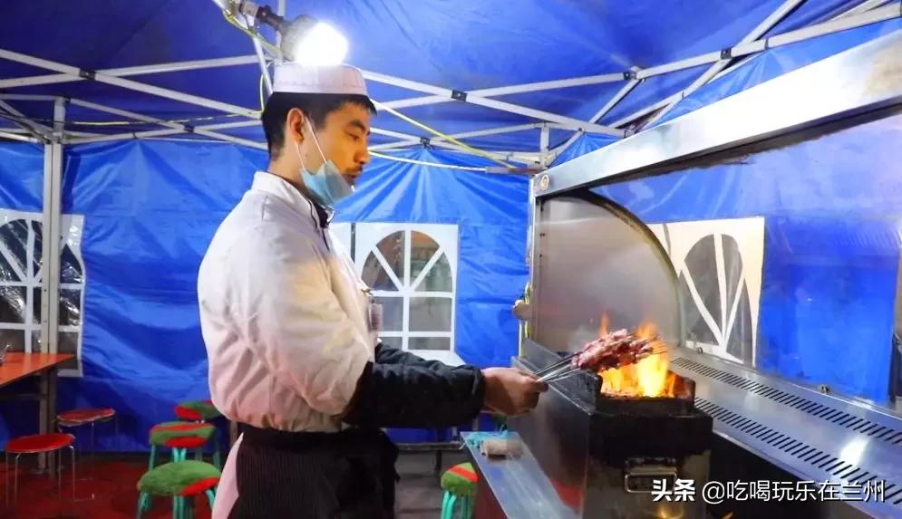 南关夜市这家烤肉，老板12岁出门打拼，烤肉就做了20多年