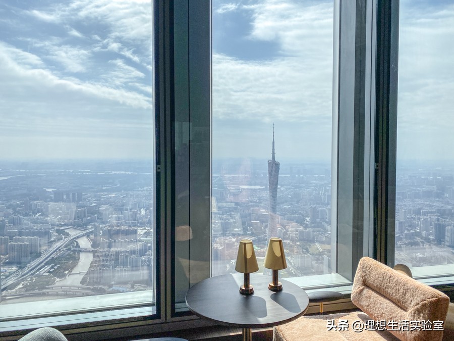 住在广州瑰丽酒店看外面风景,广州瑰丽酒店看到整个广州夜景