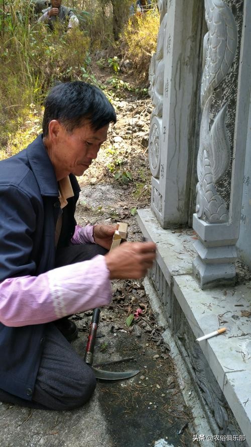 清明节上坟烧纸的正确方法,清明节扫墓白纸还是黄纸