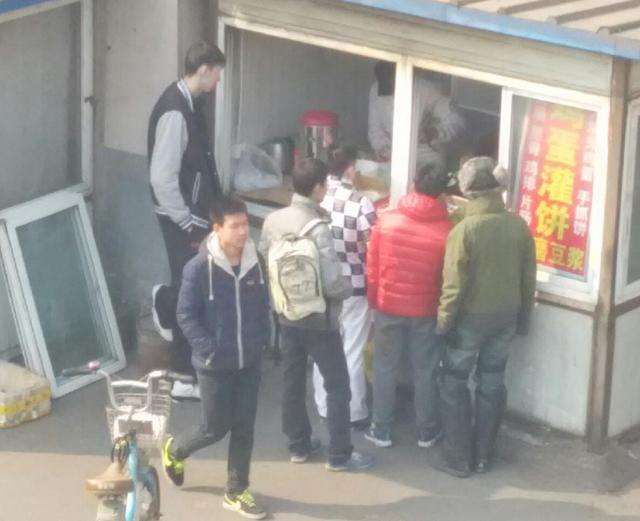 乔丹也通宵打牌，詹姆斯也吃垃圾食品，为什么我们不能原谅周琦？