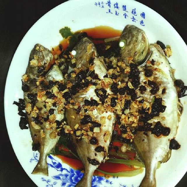 海边一种小不丁点大的泥猛鱼,刺得龇牙咧嘴,腹内有一股特殊的臭