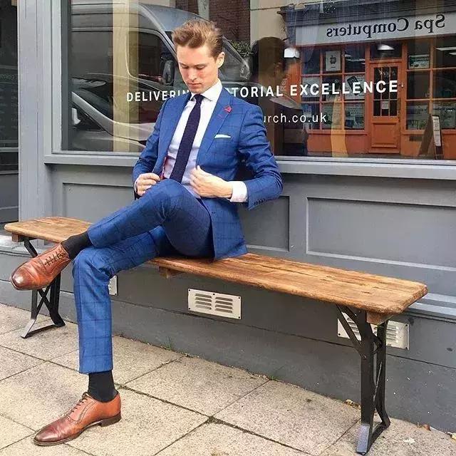 格纹西装搭配衬衫牛仔裤率性洒脱,不平凡气质穿搭