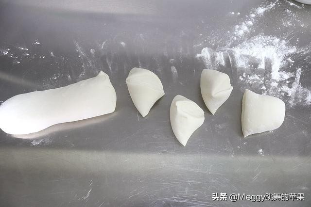 1块面擀一擀，空心烙饼鼓囊囊，夹上烤肉真叫香，国庆假期就吃它