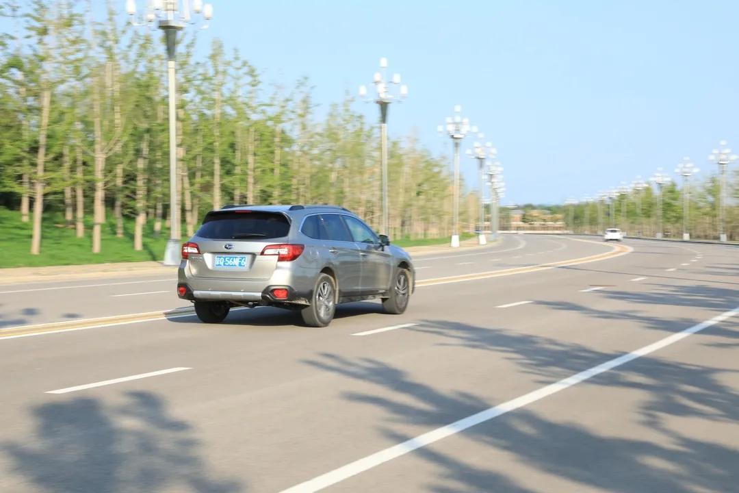 试驾斯巴鲁傲虎探越版,踢车帮最新款斯巴鲁傲虎试驾视频