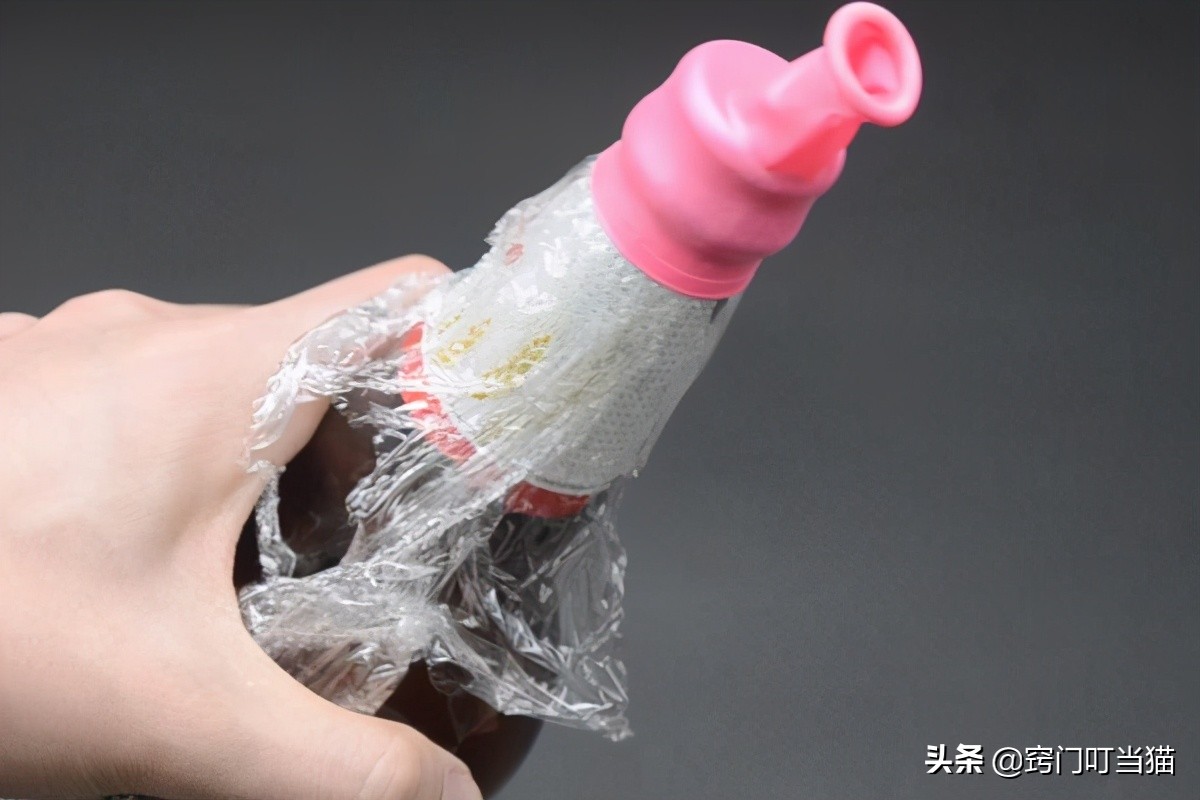 气球的妙用用来当密封盖再好不过,气球套在瓶子底下