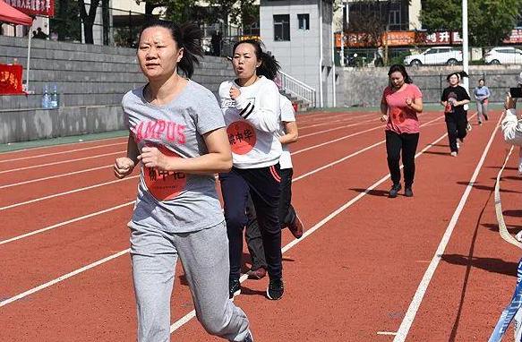 初中跑步800米跑累了,初中生跑完1000米腿很疼