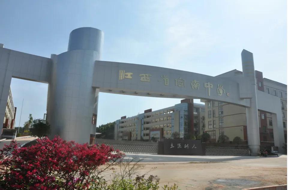 走进江西省重中学之：少年足球示范县中学