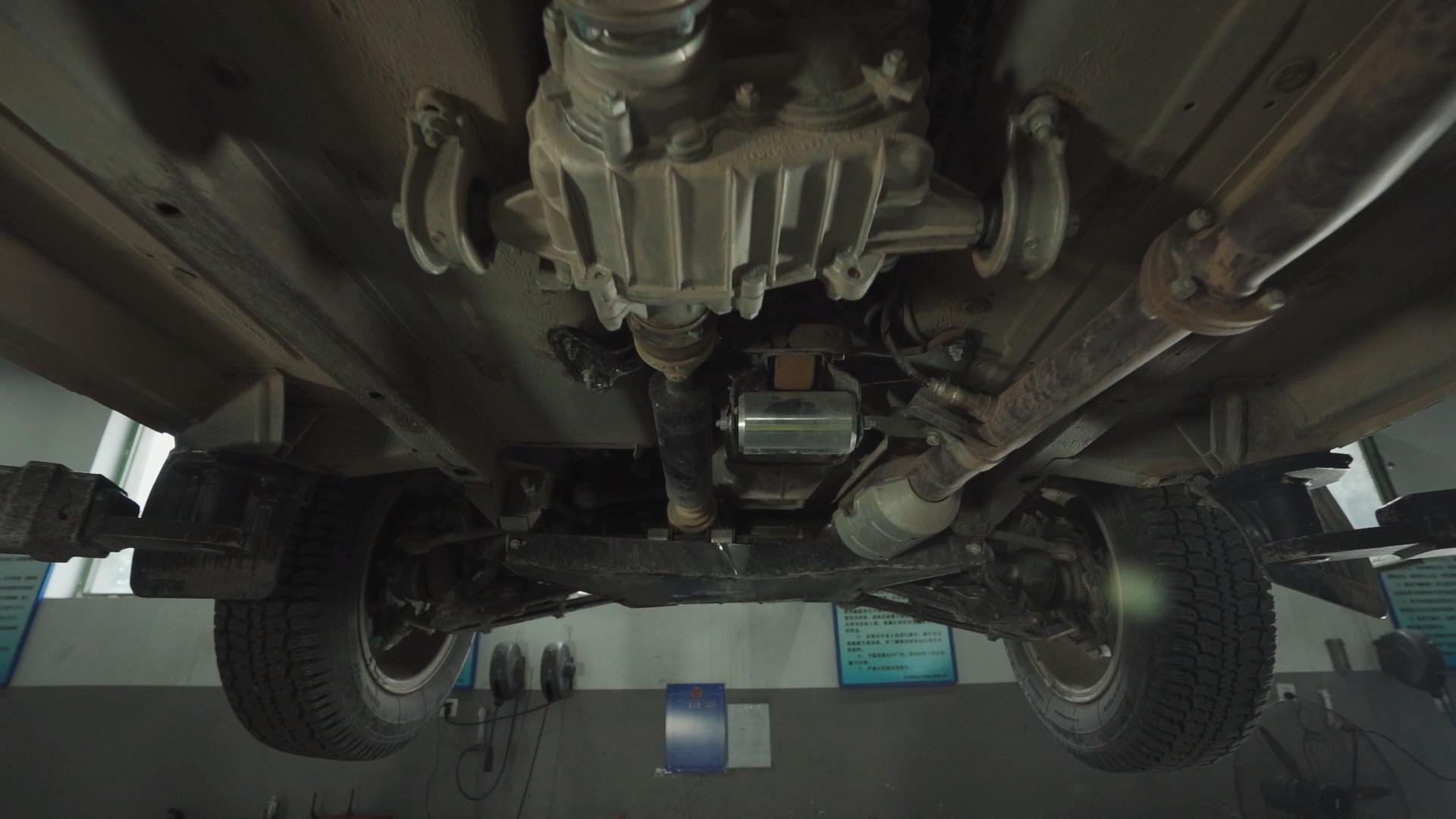 国产越野车北京212和猎豹哪个好,最新款北京212硬派越野车