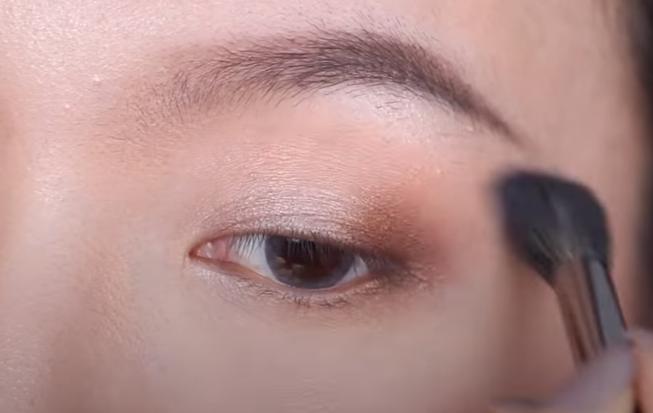 儿童粉色眼影的画法步骤大全,眼影化妆步骤的先后顺序图