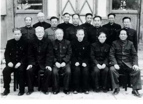 这张照片，毛主席和*少奇刘**同志分坐两侧，*党**内四位老同志居中而坐