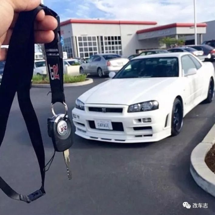 掏出这把骚气的GT-R钥匙后，妹子上我的车了！