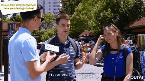 老外不相信茅台的威力,老外喝中国白酒烧刀子