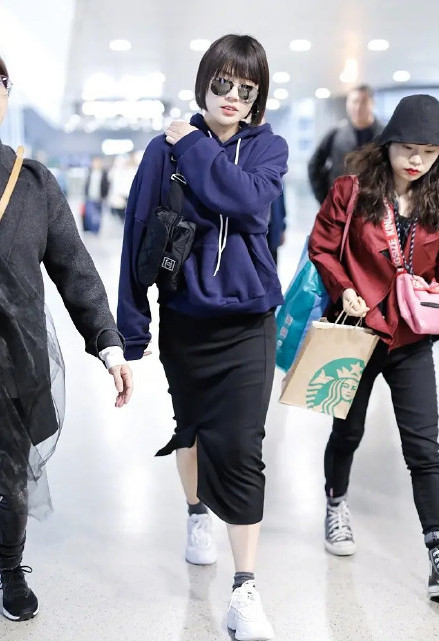 马思纯剧里同款发型,马思纯卷发造型配粉红裙